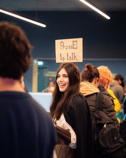 GG Bavaria_2025 Eine Frau hat ein Schild auf dem Kopf "Press to talk"