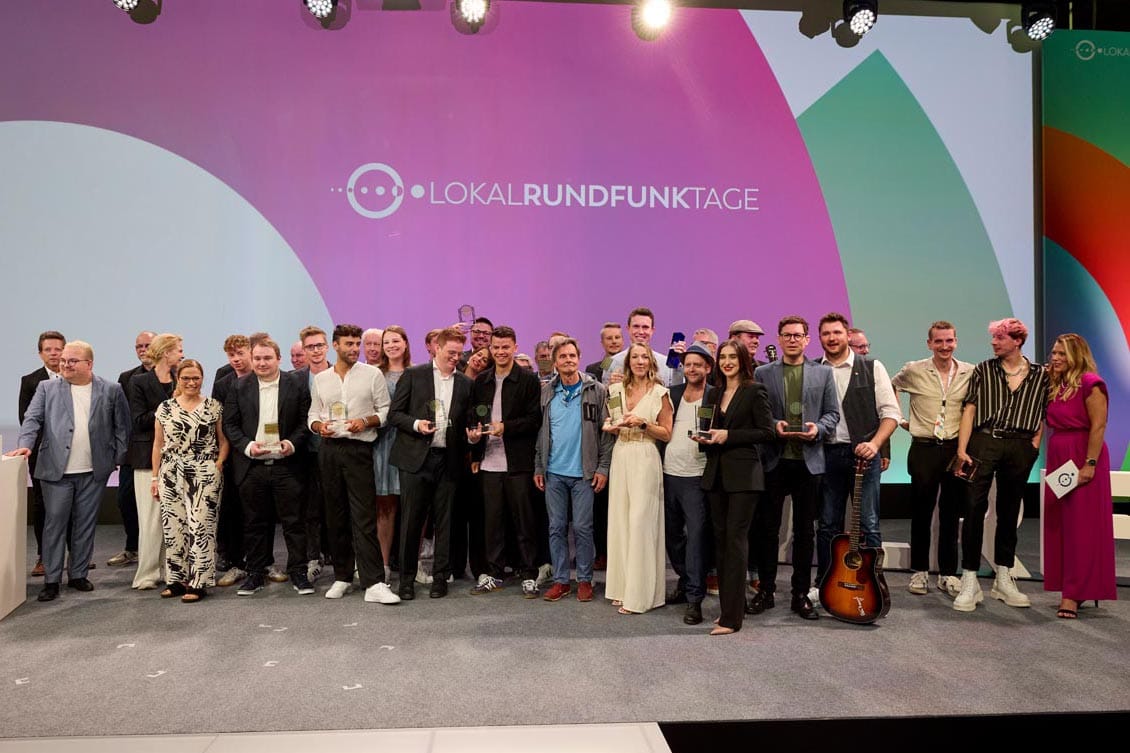 Eröffnungsbild mit Veranstalter und Sponsoren auf der Bühne