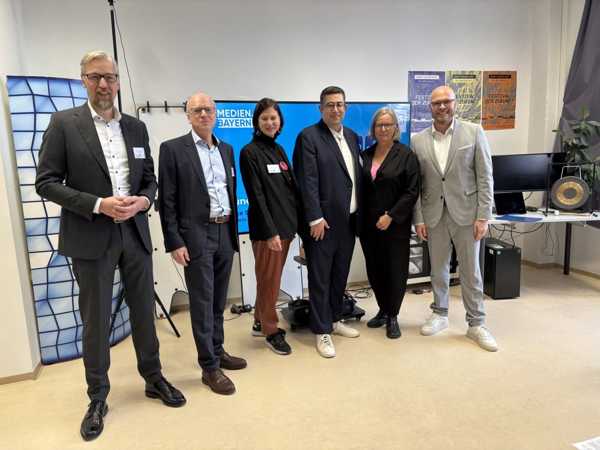 v.l. Prof. Dr. Christoph Runde (VDC Fellbach), Dr. Matthias Konrad (Bayern Innovativ), Natascha Grünpeter (Ministerium für Digitales), Theo Papadopoulos (Siemens), Silke Schmidt (XR Hub Bavaria), Dr. Fabian Mehring (Ministerium für Digitales)
