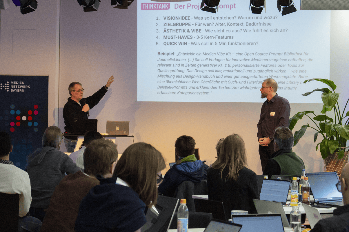 1E9-Mitbegründer Krischan Lehmann und 1E9 Head of Community Henning Schröder erläutern den idealen Promptaufbau beim Vibe Coding