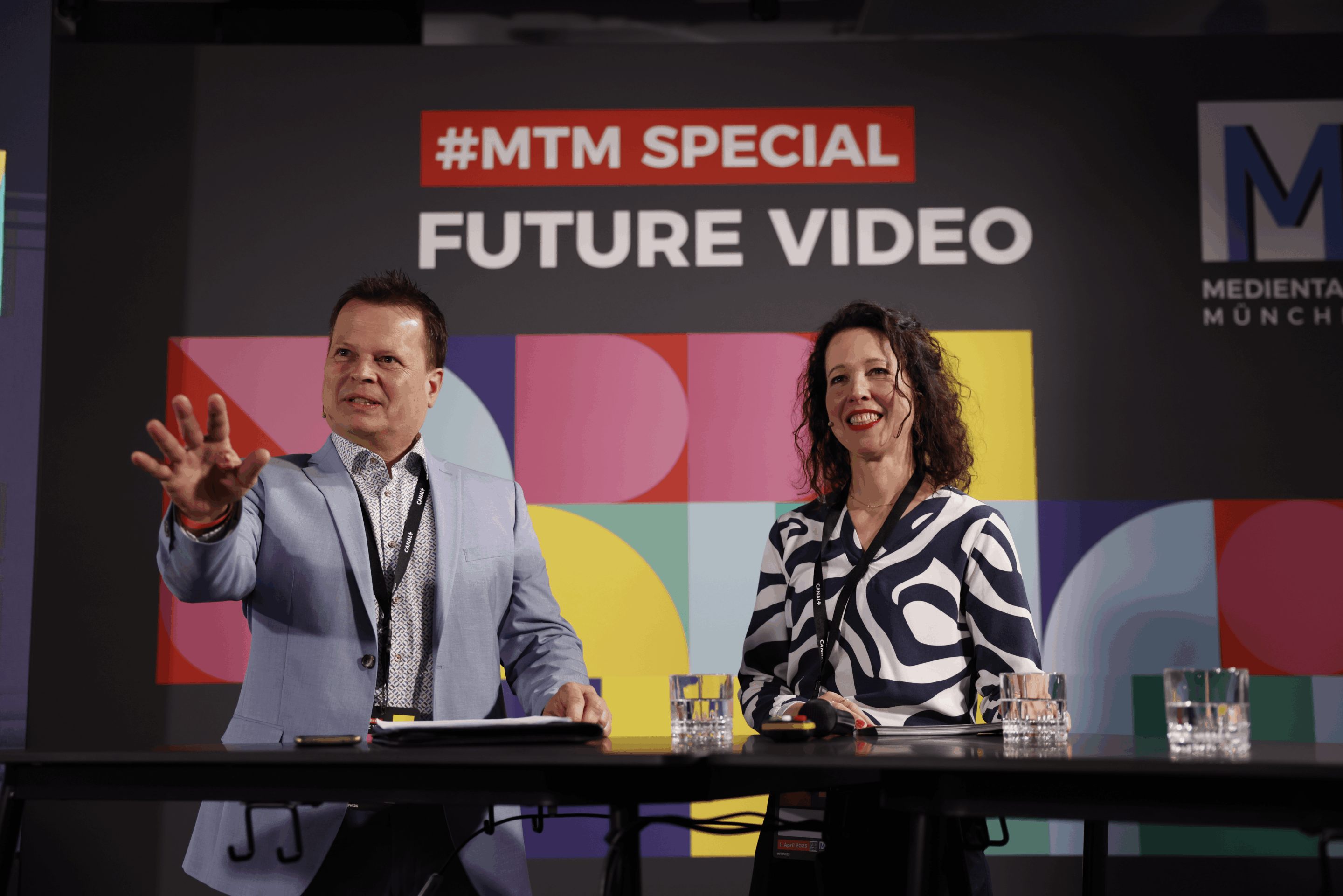 Future Video Moderatorin Juliane Paperlein und Moderator Dr. Jörn  Krieger zeigen sich der erfreut und engagiert und eröffnen die ausverkaufte Veranstaltung
