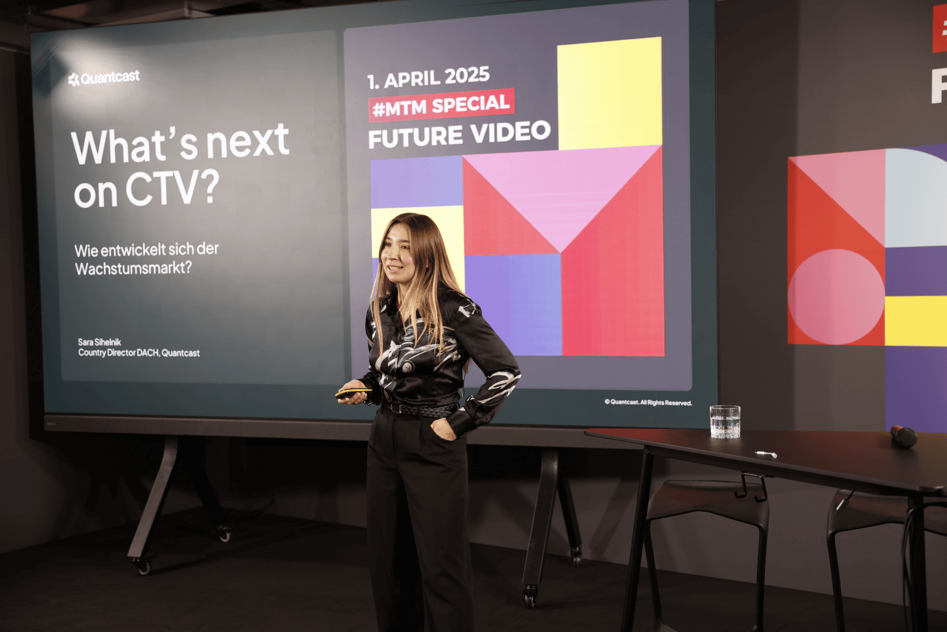 Quantcast ountry Director Sila Sihelnik steht vor dem Bühnenbild der Veranstaltung Future Video und hält eine Präsentation