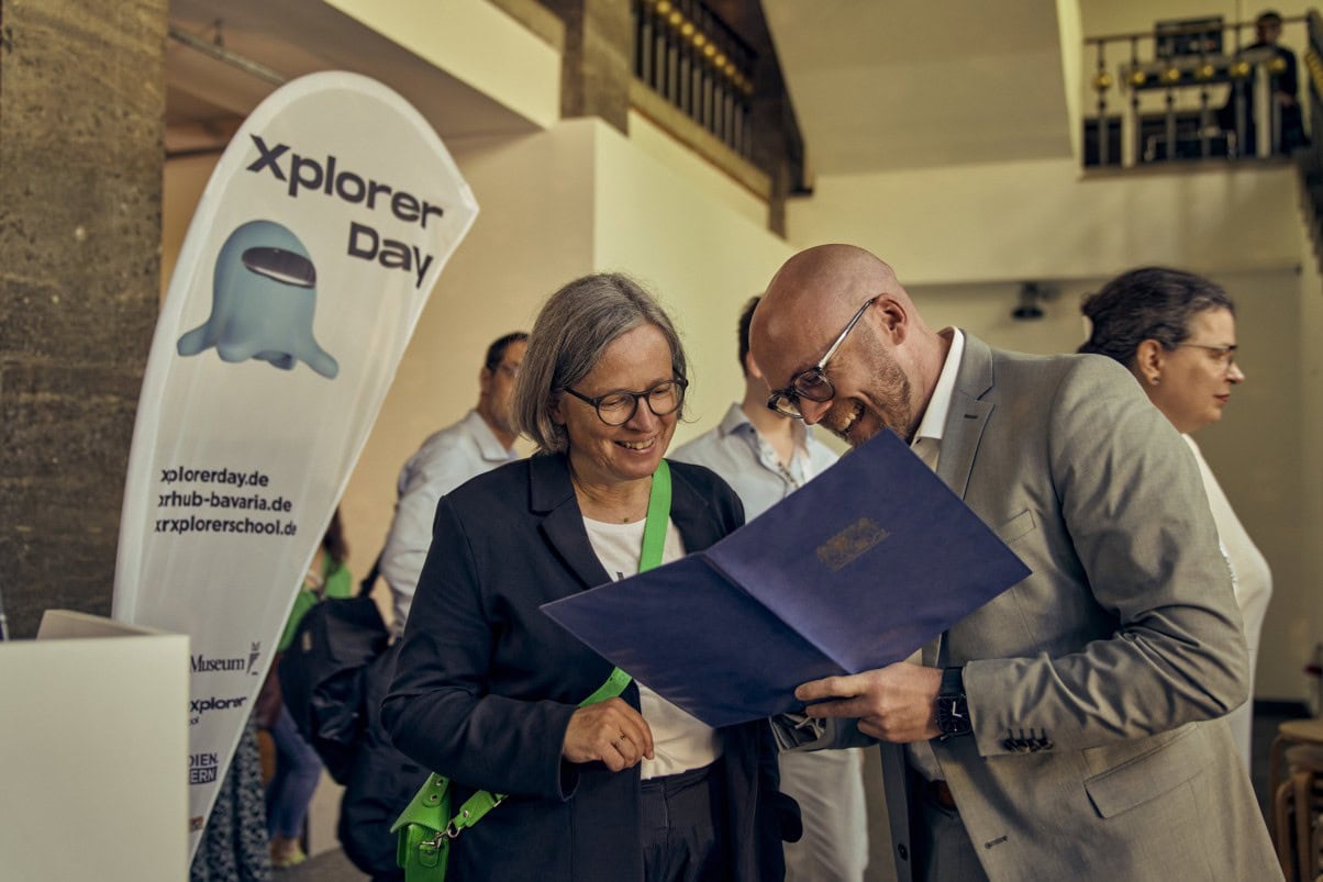 XR Hub Bavaria Leiterin Silke Schmidt mit Digitalminitser Dr. Fabian Mehring